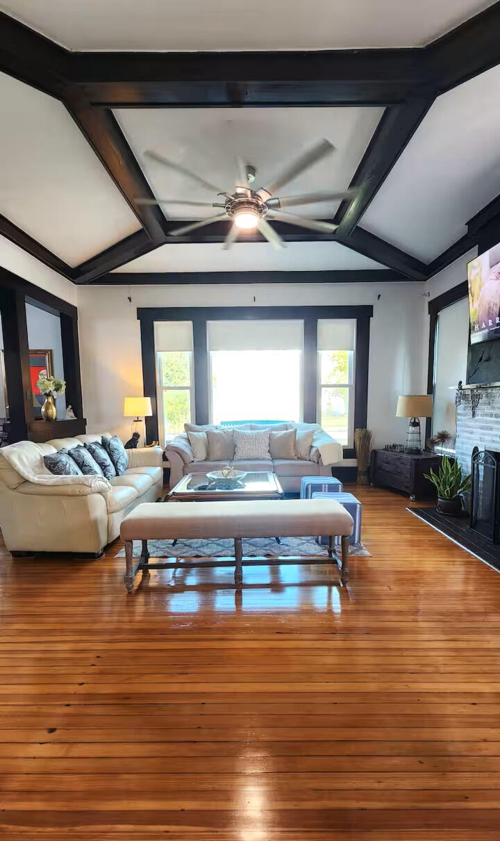 • High Ceilings &amp; Natural Light